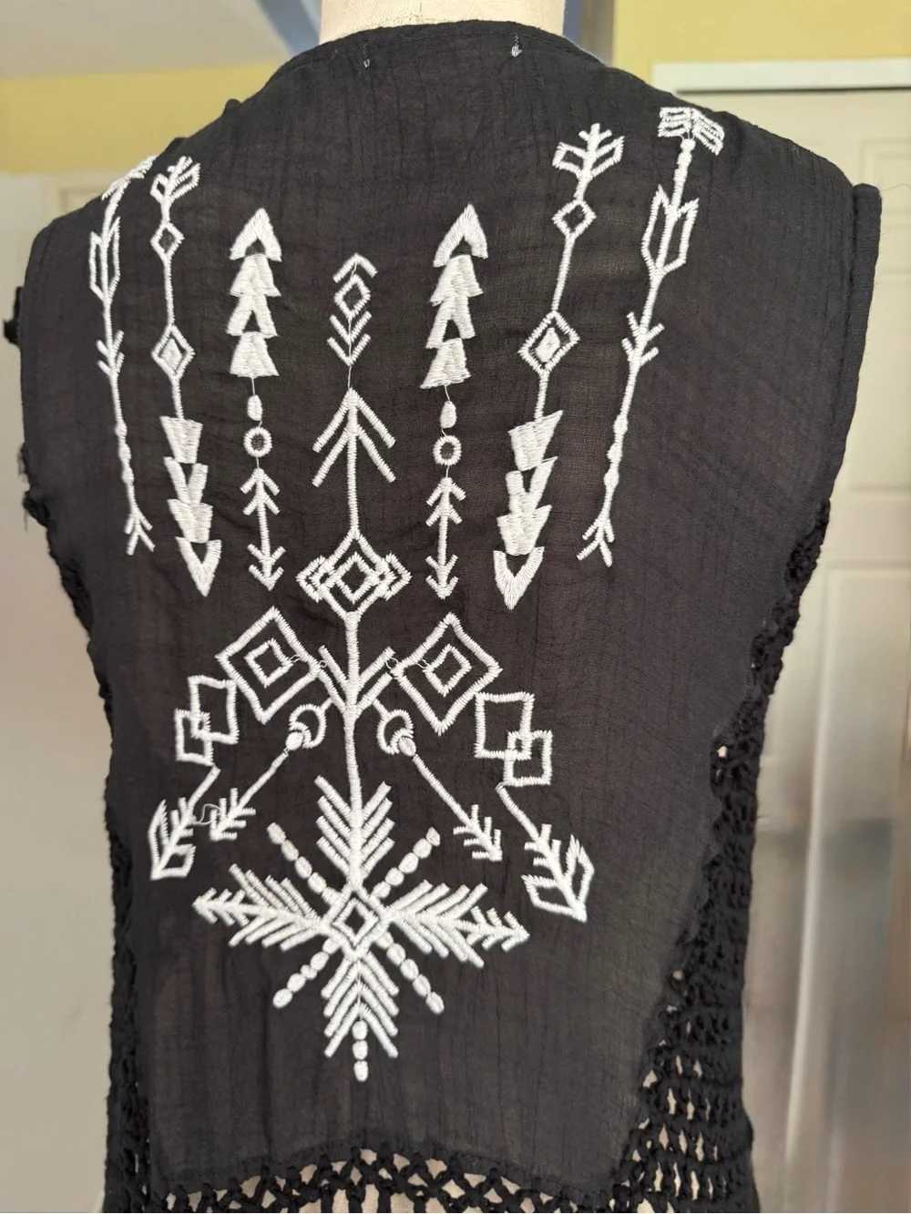 DO EVERYTHING IN LOVE Black Fringe Tribal Embroidered Crochet Boho Vest OS